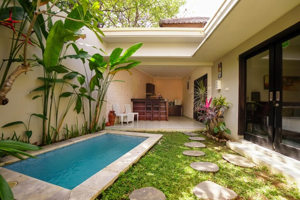 Alicante to miasto, które zachwyca swoją lokalizacją nad Morzem Śródziemnym, malowniczymi plażami i dynamicznym życiem kulturalnym