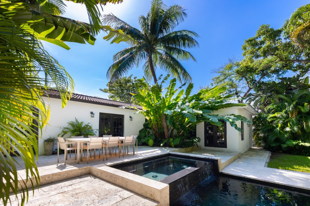 Alicante to miasto, które zachwyca swoją lokalizacją nad Morzem Śródziemnym, malowniczymi plażami i dynamicznym życiem kulturalnym